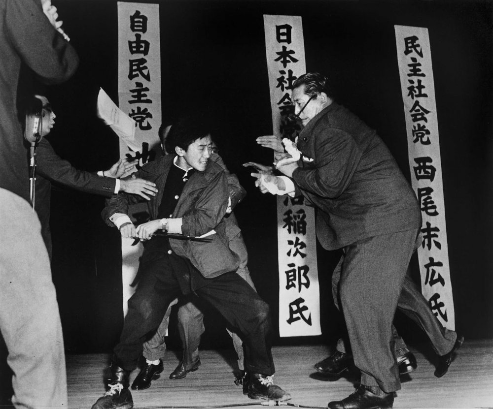 Yamaguchi_assassinates_Asanuma_1960.jpg