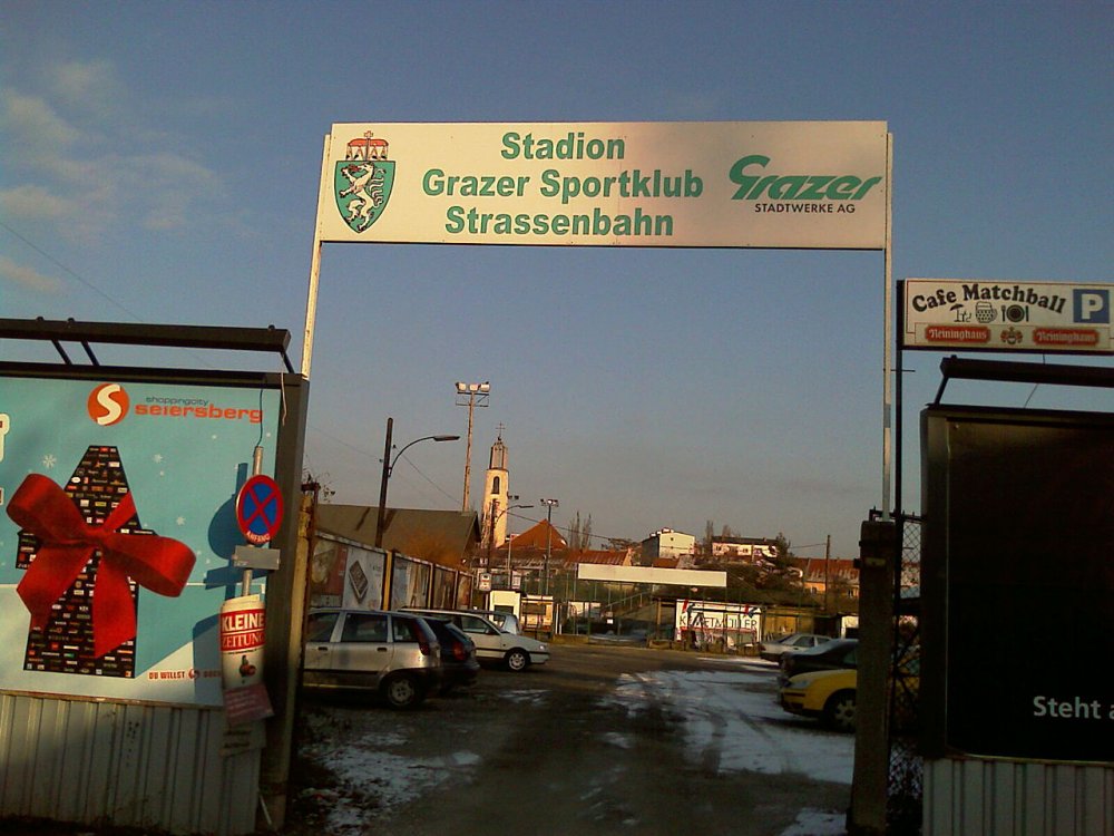 1280px-GSC-Platz-heute-Eingang.jpg