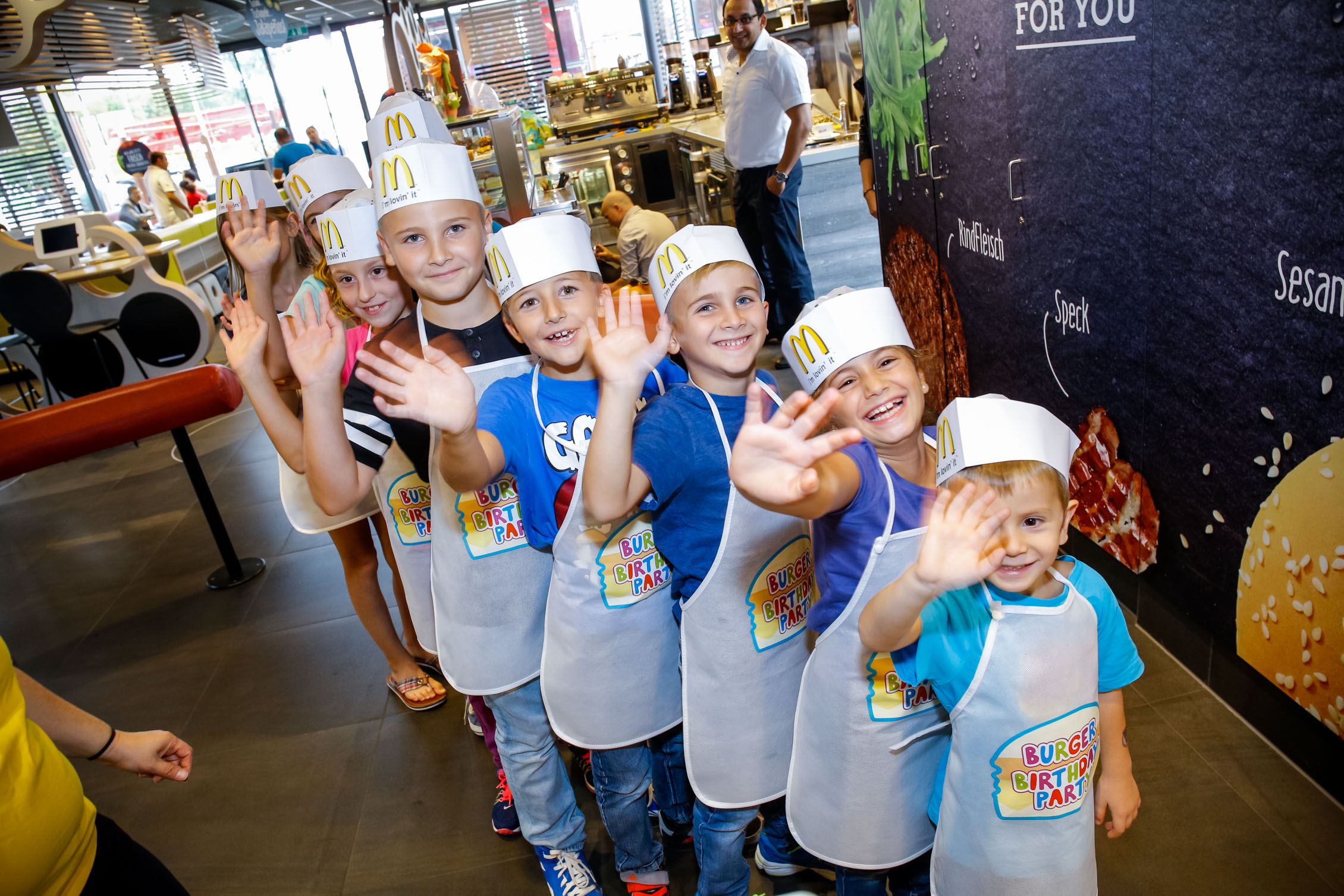 Mcdonald s family. Дети в Макдональдсе. Праздник в Макдональдсе. Детский праздник в Макдональдсе. Макдональдс праздник для детей.