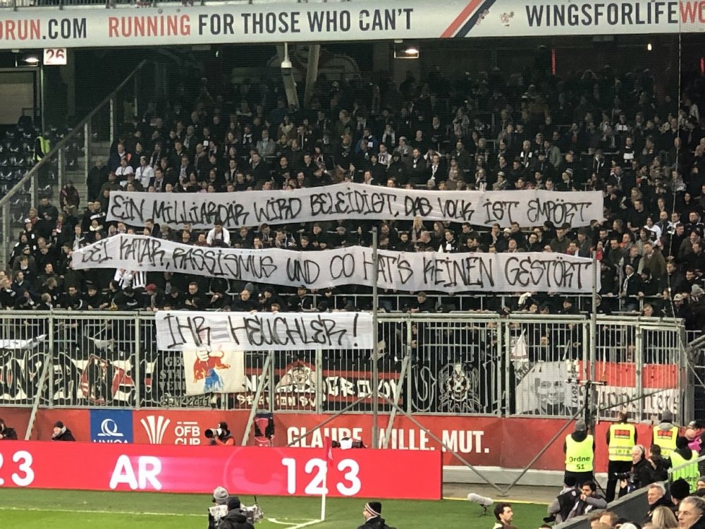 LASK-Fans_Spruchband_Cup.jpg