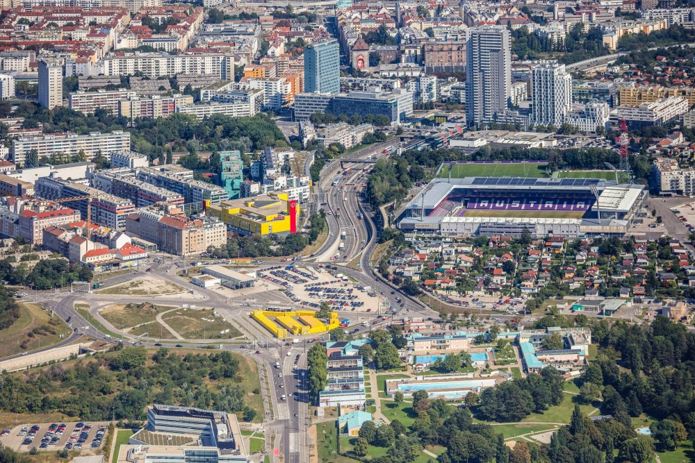 altes landgut mit laaerbergbad und monte laa von oben.jpg