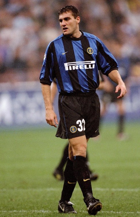 1200px-Serie_A_1999-2000_-_Inter_vs_Piacenza_-_Christian_Vieri.jpg