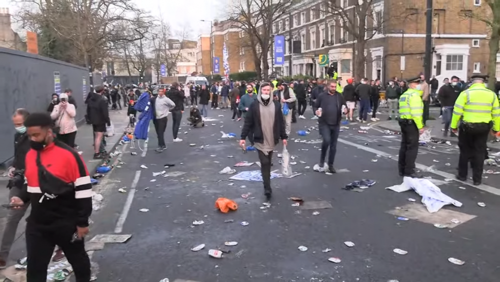 Screenshot_2021-04-20 Chelsea Fans Protest against Super League at Stamford Bridge(1).png