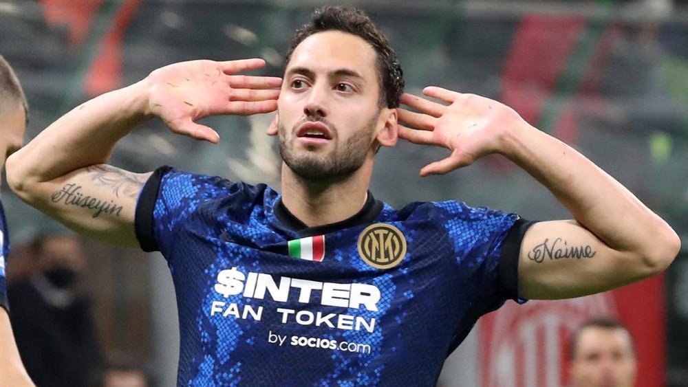 inters-hakan-calhanoglu-celebrates-scoring-a-penalty-against-milan_19jqkw9o6amup1qtcitlllelwv.jpeg