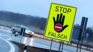 ein-schild-mit-der-aufschrift-stop-falsch-an-der-autobahn-a8-nahe-grabenstaett-bayern-.jpg