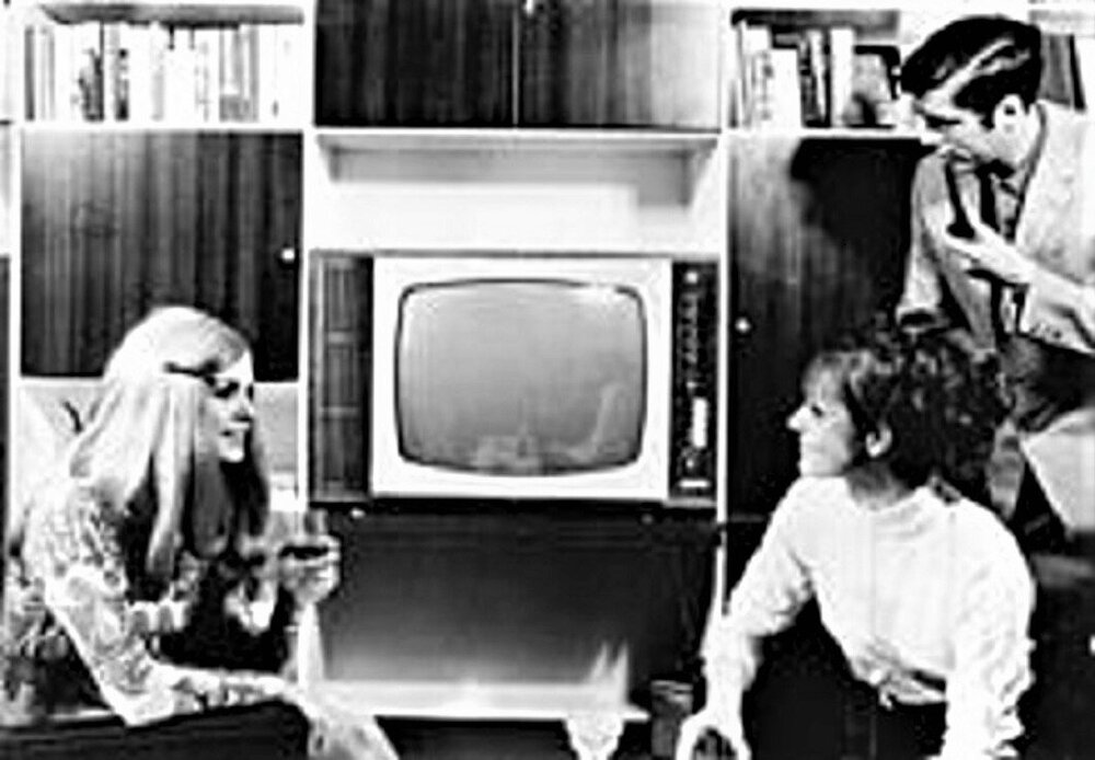 220px-Bundesarchiv_Bild_183-H0812-0031-001,_Werbung,_RFT_Color_20,_Fernseher (2).jpg