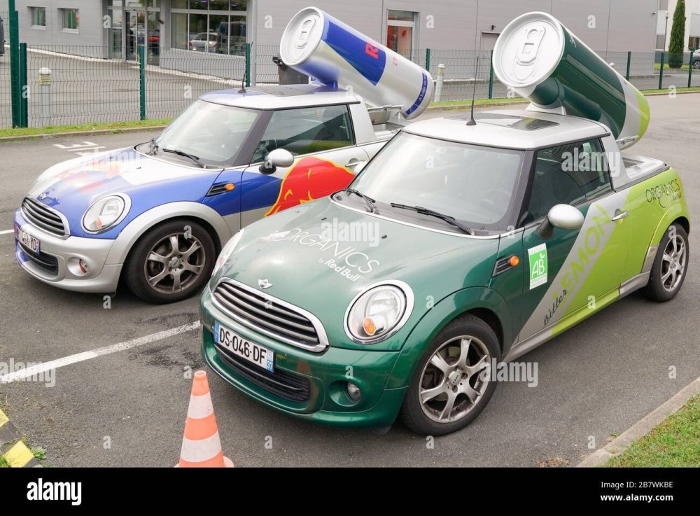 bordeaux-aquitanien-frankreich-10-17-2019-organic-drink-advertising-mini-cooper-car-red-bull-2b7wkbe.jpg