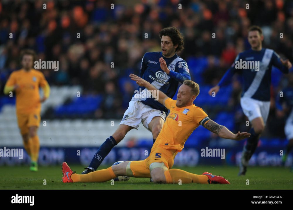 birmingham-city-preston-north-end-sky-bet-championship-st-andrews-diego-fabbrini-von-birmingham-city-versucht-an-der-schiebetackle-von-tom-clarke-von-preston-north-end-vorbei-zu-kommen-g8wgc6.jpg