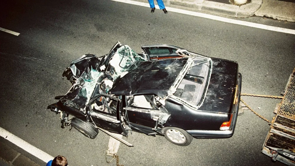 der-mercedes-nach-dem-unfall-in-paris-durch-den-drei-menschen-starben.webp