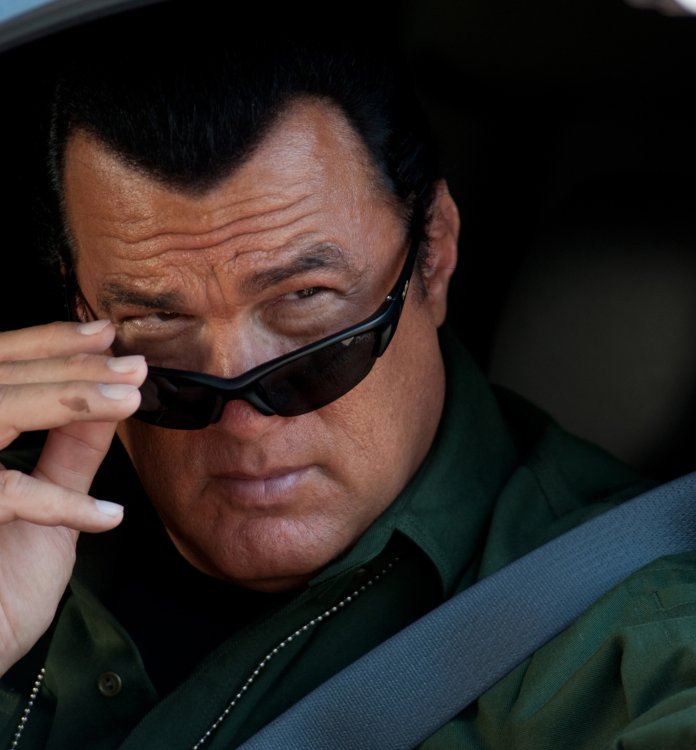 wallpapersden.com_steven-seagal-brunette-glasses_2088x2250.jpg