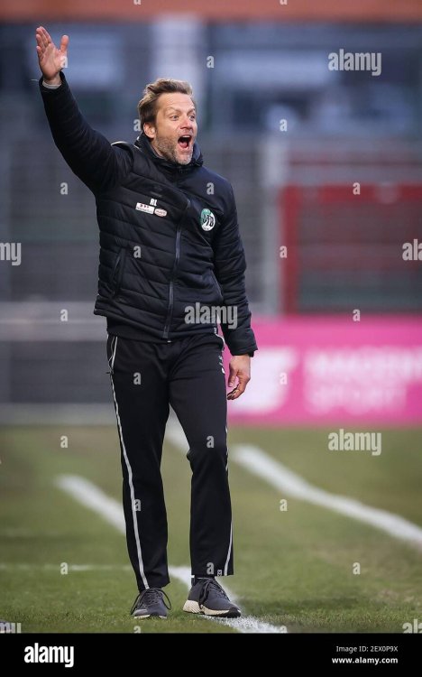 03-marz-2021-schleswig-holstein-lubeck-fussball-3rd-liga-spieltag-19-vfb-lubeck-hansa-rostock-im-lohmuhle-stadion-lubecks-trai...f-mobilen-endgeraten-insbesondere-mms-und-uber-dvb-h-und-dmb-erst-nach-ende-des-spiels-foto-christian-charisiusdpa-2ex0p9