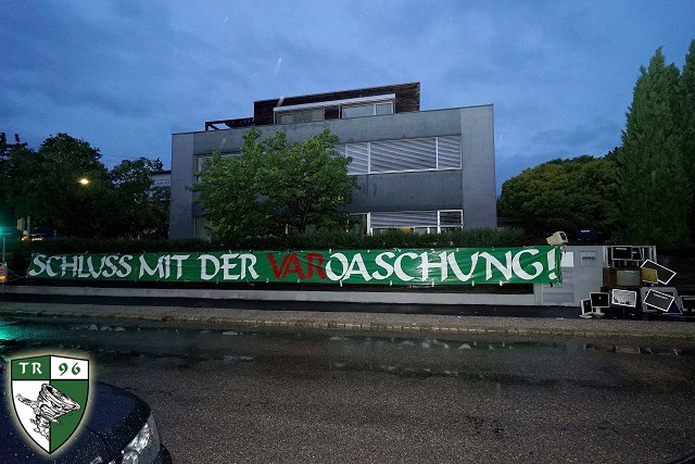 2021_08_23_VAR_Protest_Bundesliga_Zentrale_1130_Wien_1.jpg.74d98deebf9c68601e311dc8412c676c.jpg
