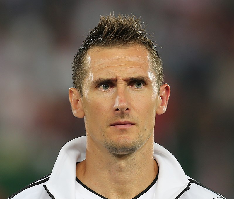 800px-FIFA_WC-qualification_2014_-_Austria_vs._Germany_2012-09-11_-_Miroslav_Klose_01.JPG