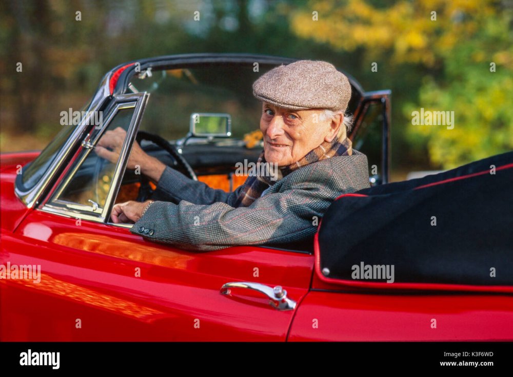senior-sitzt-in-red-old-timer-jaguar-cabrio-k3f6wd.jpg