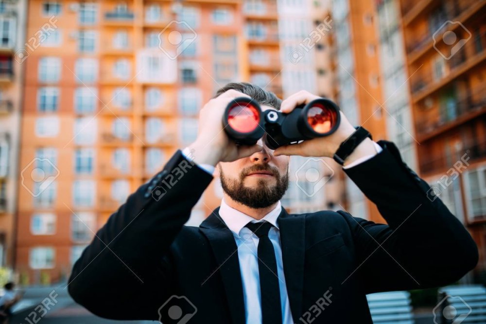 85058826-hübscher-geschäftsmann-mit-dem-fernglas-das-konkurrenten-ausspioniert.jpg