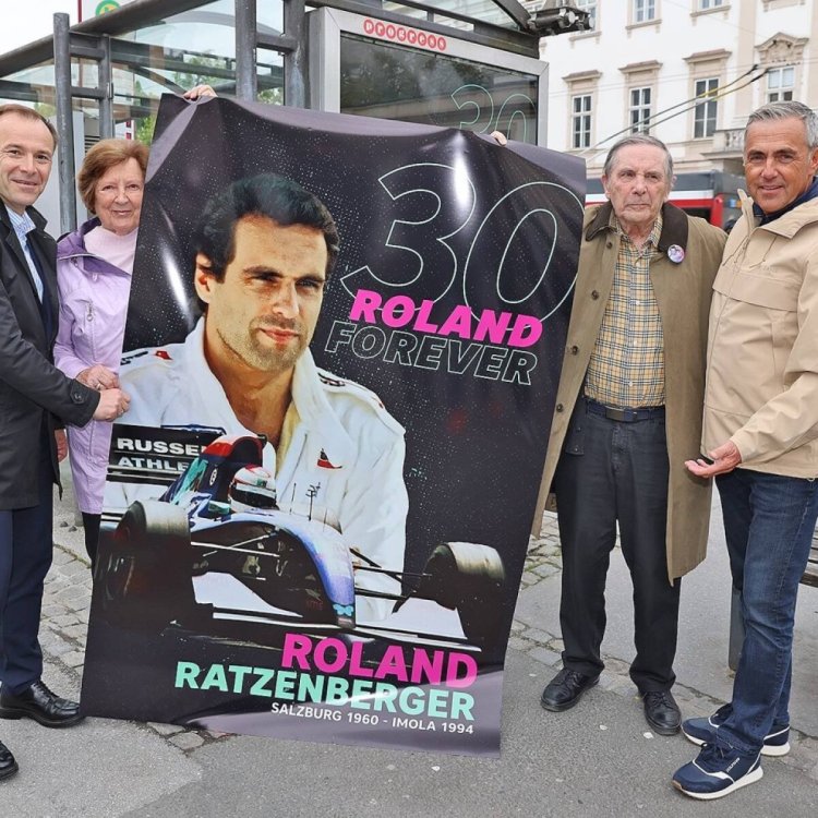 roland-ratzenberger-banner-zu-ehren-des-verunglueckten-formel-1-fahrers-an-familie-ueberreicht-41-112177814.jpg