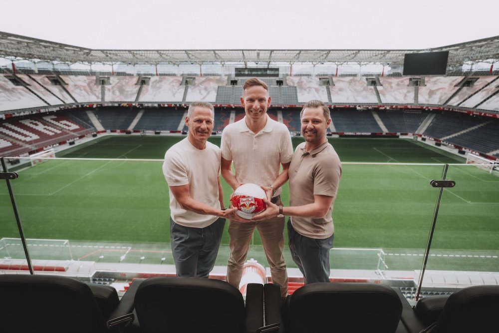 Pepijn Lijnders mit Stephan Reiter und Bernhard Seonbuchner (c) FC Red Bull Salzburg.jpg