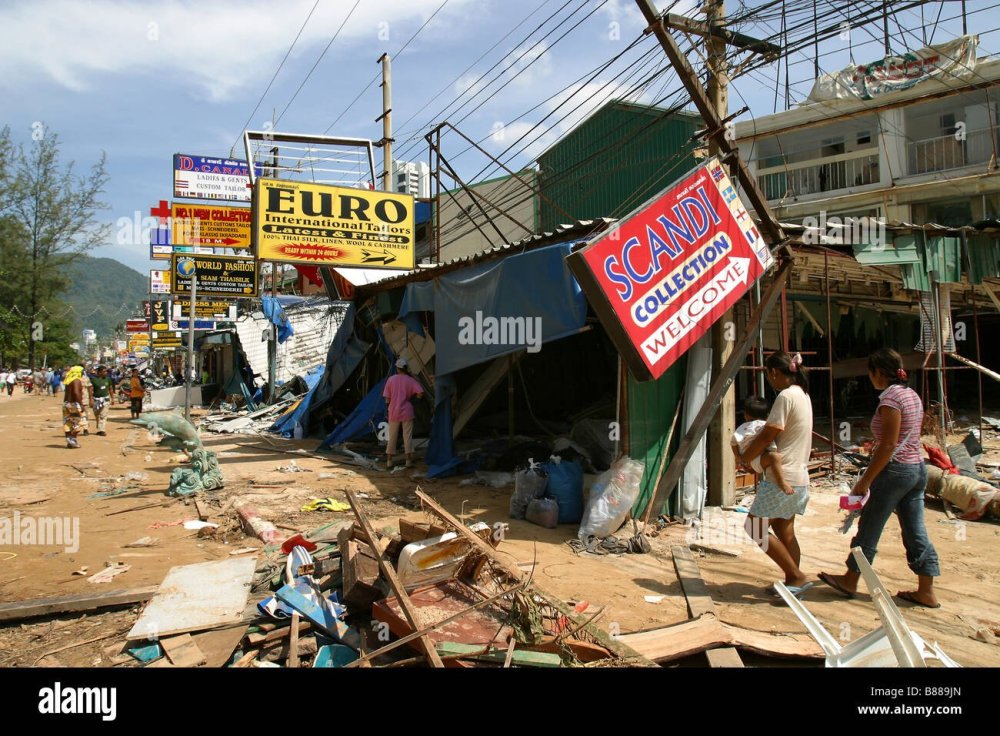trummer-linien-die-strassen-von-patong-beach-auf-der-insel-phuket-thailand-nach-dem-tsunami-26-dezember-2004-b889jn.jpg