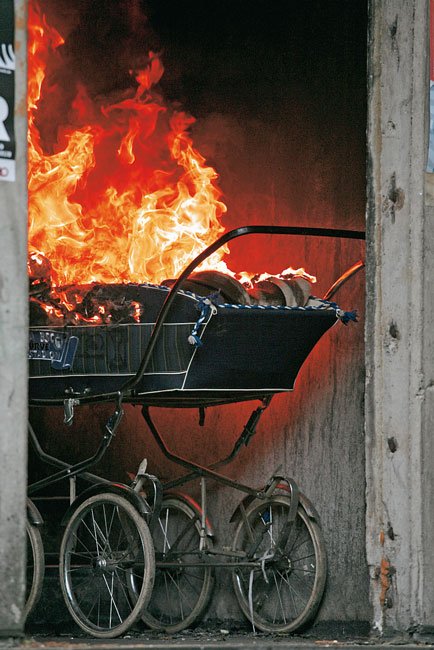 101515-c-kinderwagen-brennt.jpg