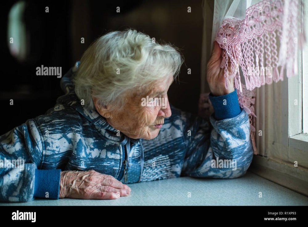 altersrentner-frau-schaut-aus-dem-fenster-r1xp93.jpg