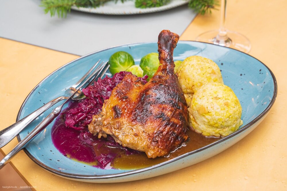 klassischer-entenbraten-mit-beilagen.jpg
